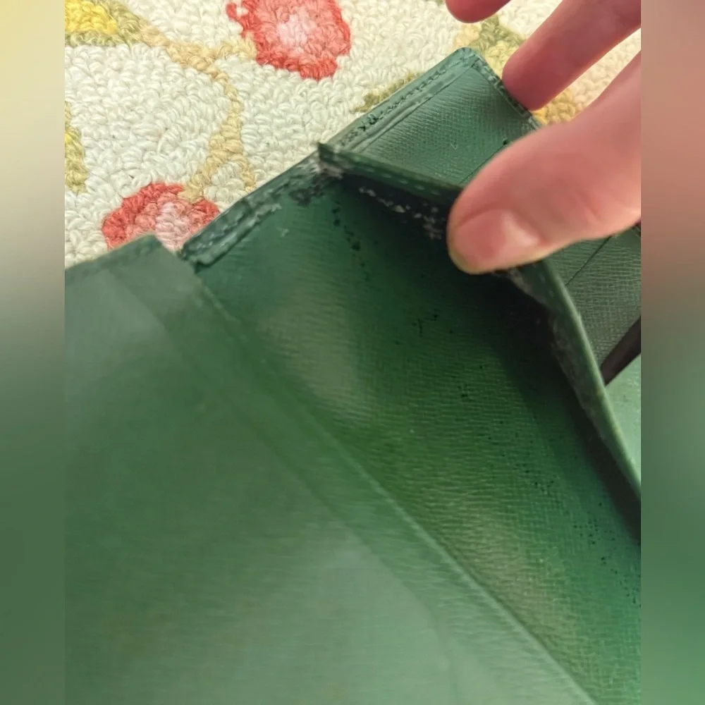 LOUIS VUITTON Vintage Unisex Green Epi Leather Long Bi-Fold Agenda Wallet